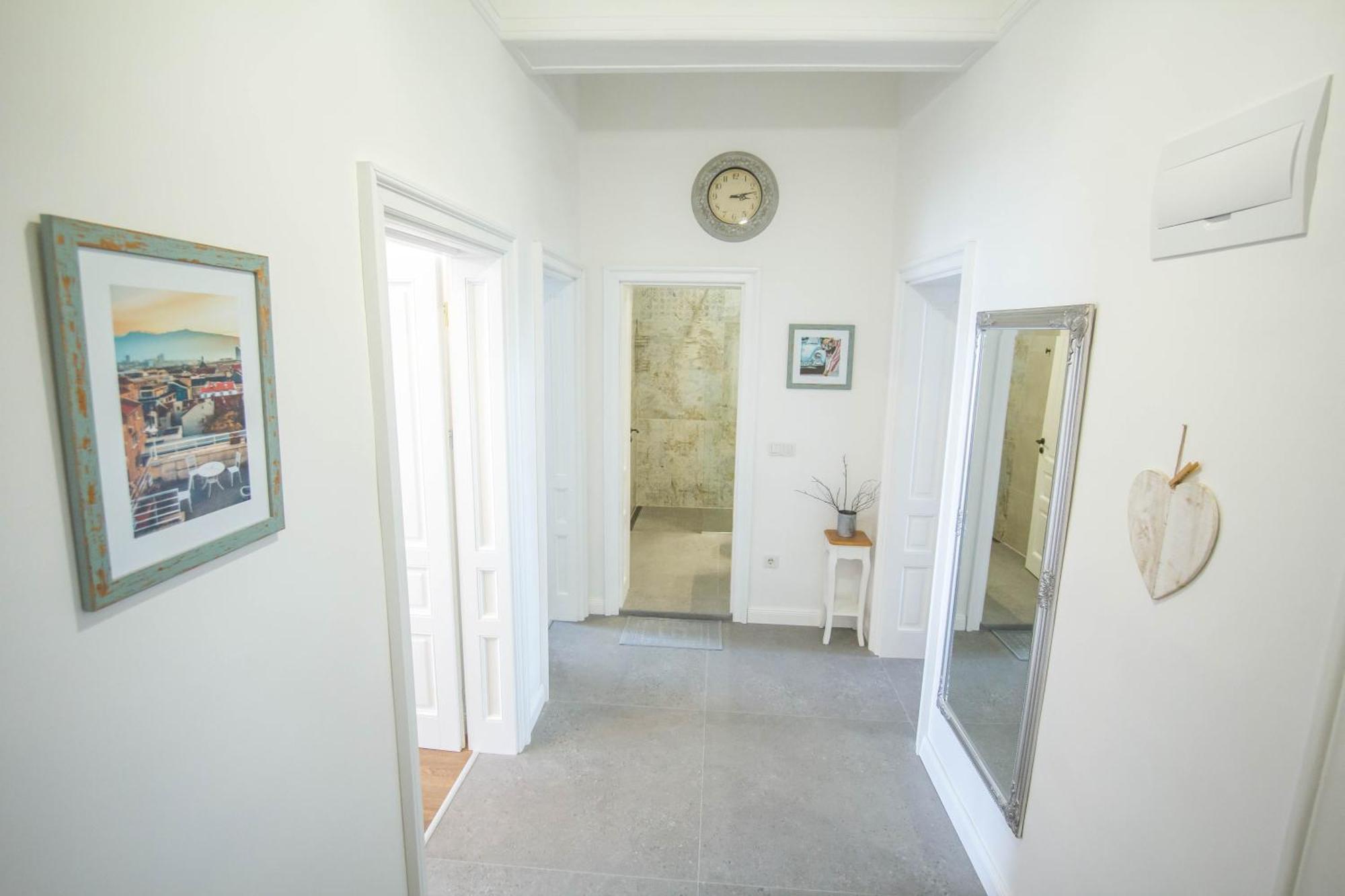 Lion'S Bridge Boutique 2Bdrm Apt, Top Center Gem Софія Екстер'єр фото